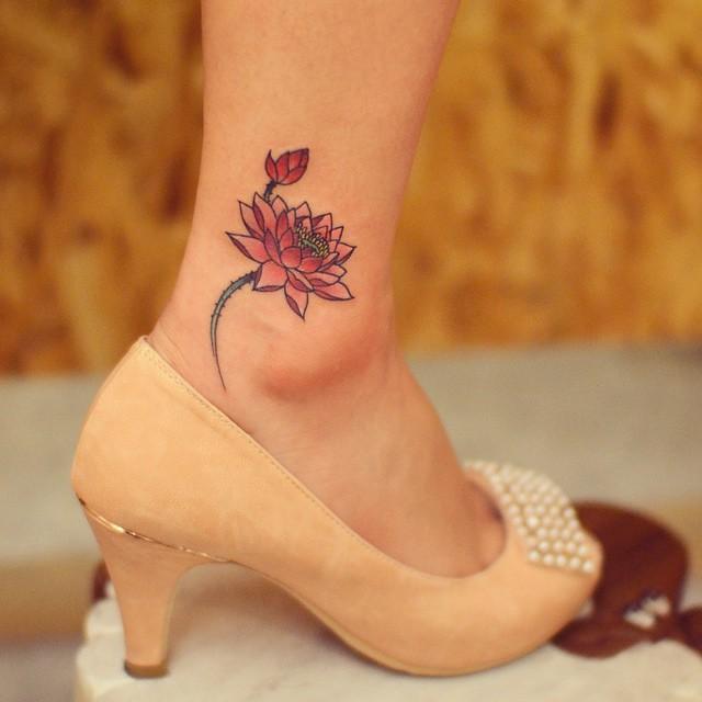 Tatuajes de la flor de loto en el brazo, espalda, muñeca, pequeño etc