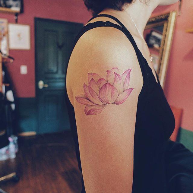 tatuaje flor de loto 231