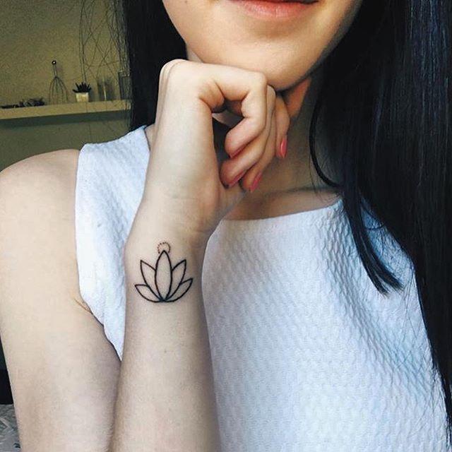 tatuaje flor de loto 241