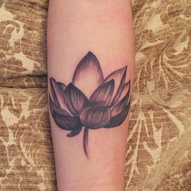 tatuaje flor de loto 371