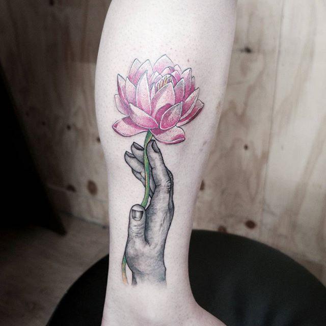 tatuaje flor de loto 461