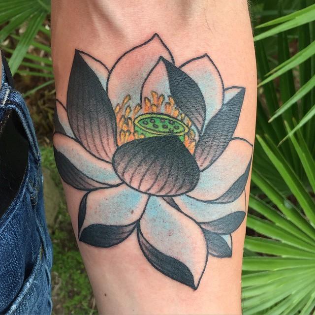 tatuaje flor de loto 591