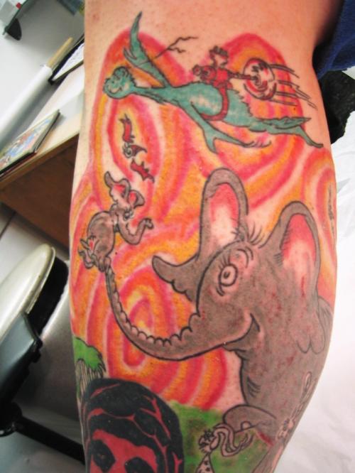 Imagen en color y adornos en la pierna donde aparece junto a su cría y otros seres en la parte superior.