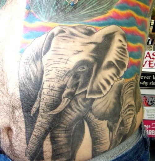 Gran tatuaje en la zona lateral de la barriga con un elefante madre con su cría.