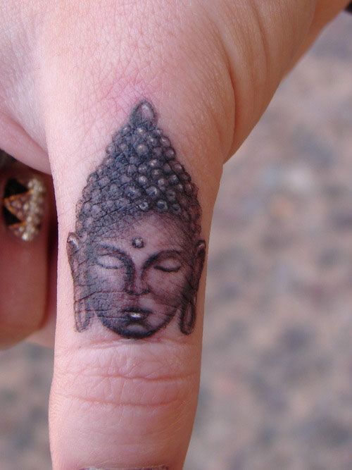 tattoo femenino en un dedo 01