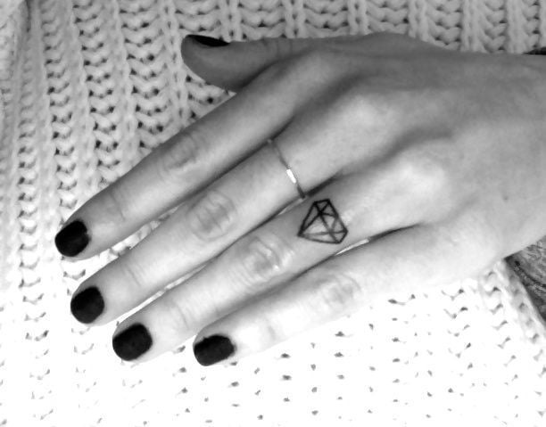 tattoo femenino en un dedo 11