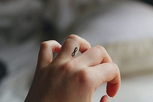 tattoo femenino en un dedo 13
