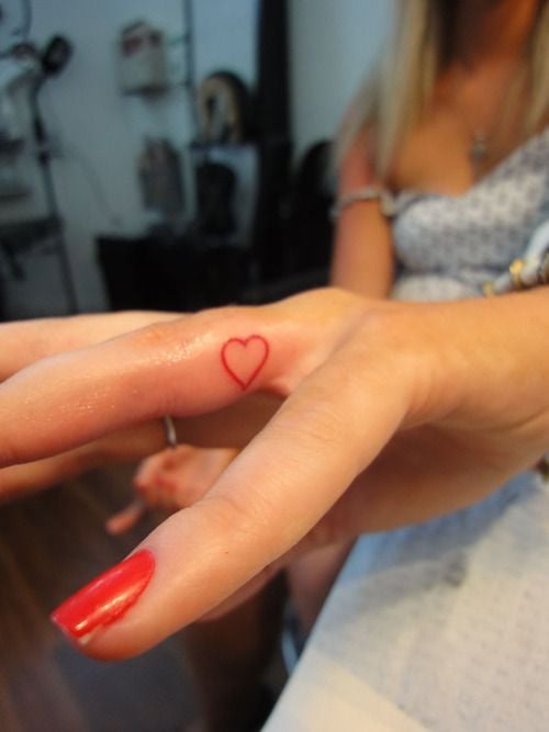 tattoo femenino en un dedo 14