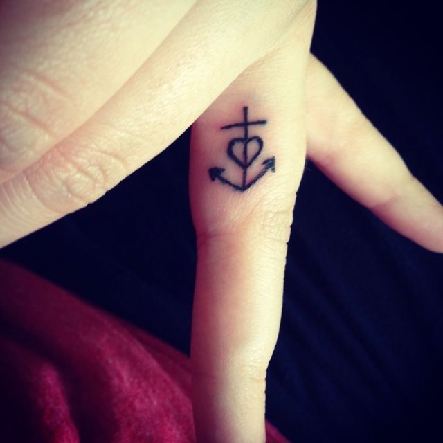 tattoo femenino en un dedo 16