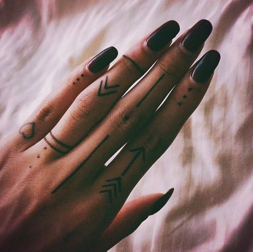 tattoo femenino en un dedo 32