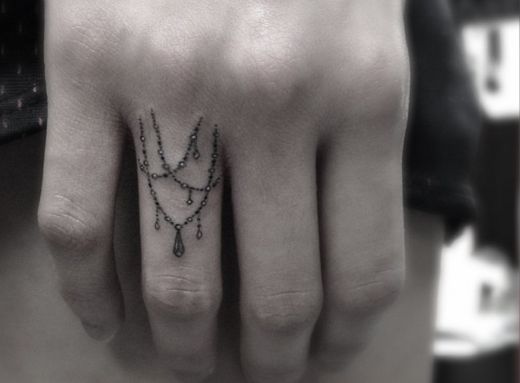 tattoo femenino en un dedo 41