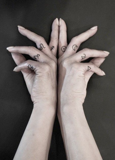 tattoo femenino en un dedo 45