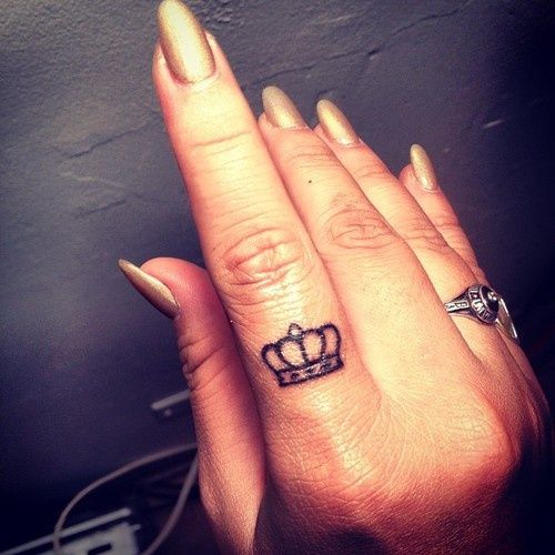 tattoo femenino en un dedo 48
