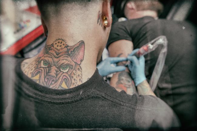 ¿Cuánto duelen los tatuajes en el cuello?