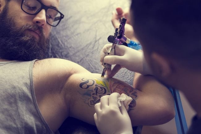 ¿Cuánto duelen los tatuajes en los bíceps?