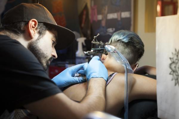 ¿Cuánto duelen los tatuajes en la cadera?