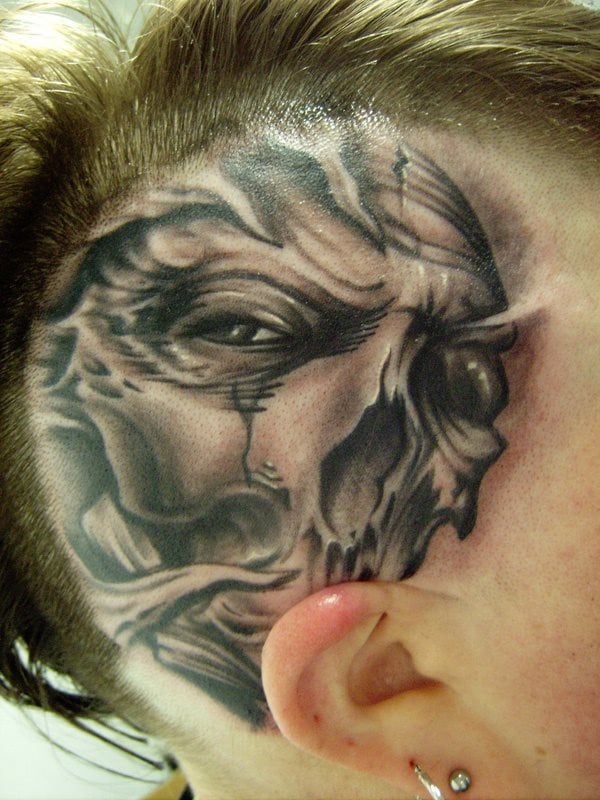 Para los ms atrevidos, esta persona se ha tatuado una ttrica calavera en un lado de la cabeza sobre la oreja