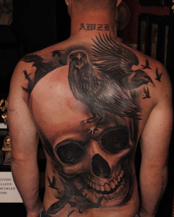 En este tatuaje vemos una gran calavera rodeada de grandes cuervos