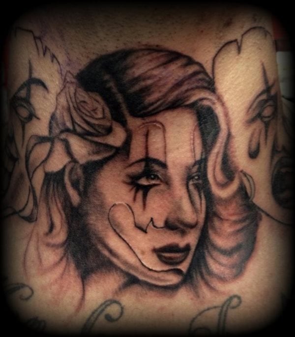 Este tatuaje representa una hermosa mujer caracterizada como un payaso