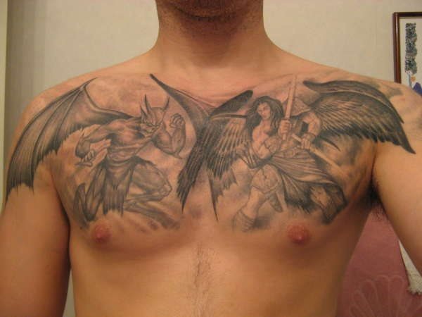 Tatuaje sobre el pecho que representa la lucha entre un hombre alado y un extrao ser