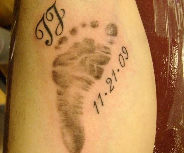 En el caso de este tatuaje, no se trata de un diseo de una huella de un pie de beb, sino que es la de un adulto y tambin aparece acompaada por una huella
