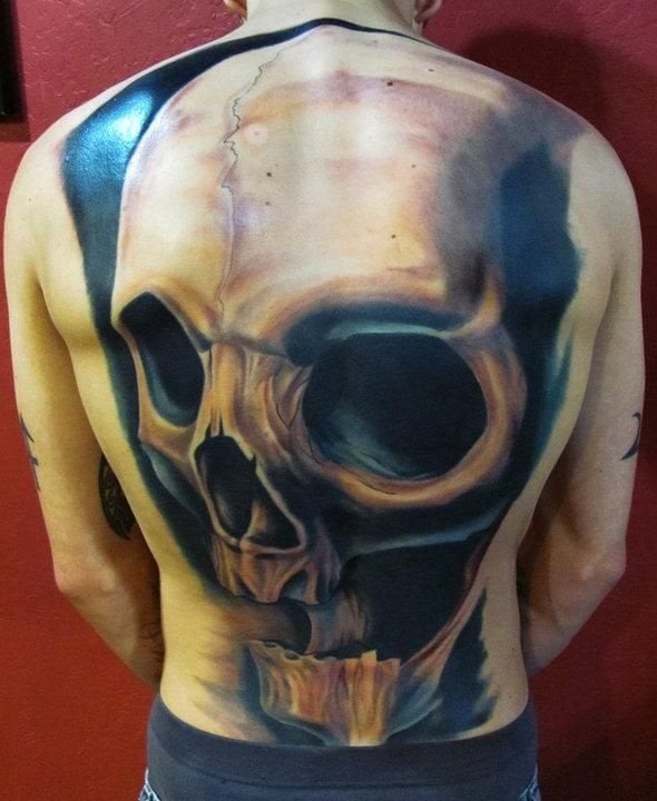 Este diseo, tambin en la espalda, es ms simple pero el juego de sombras y colores le da un aspecto muy real al tatuaje