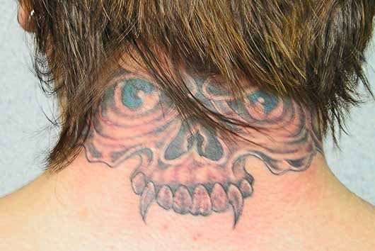 Ojos de una calavera tatuados sobre la nuca