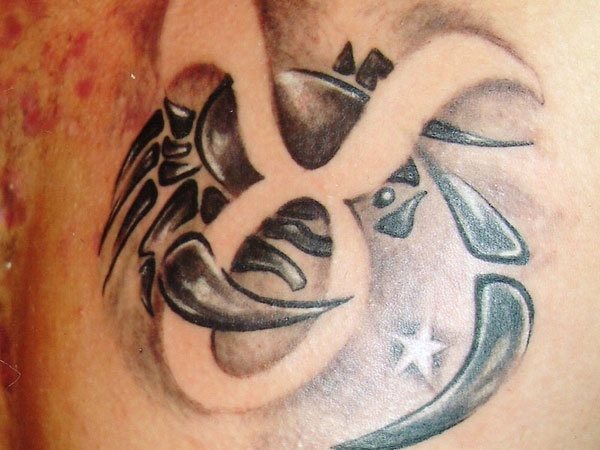 Tatuaje muy original porque el signo zodiacal de Taurus se ha conseguido dejando ese espacio sin tatuar y rodeador por un sombreado muy bien terminado
