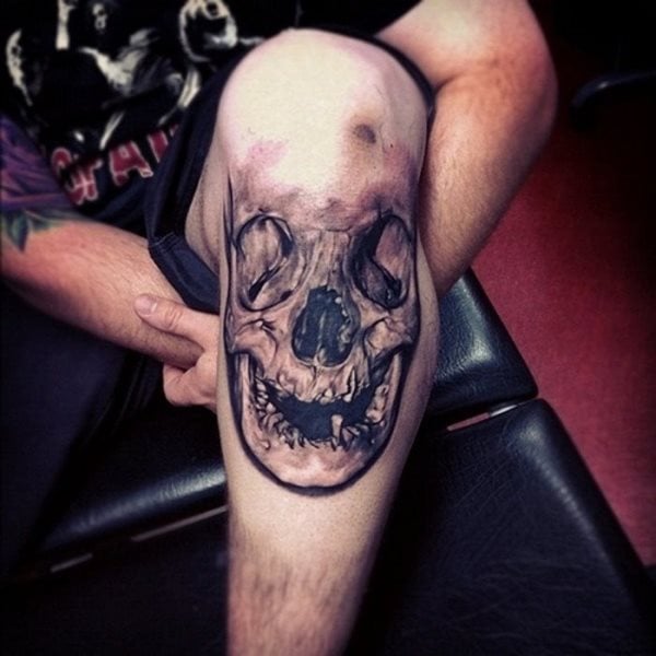 Tattoo justo debajo de la rodilla de una calavera