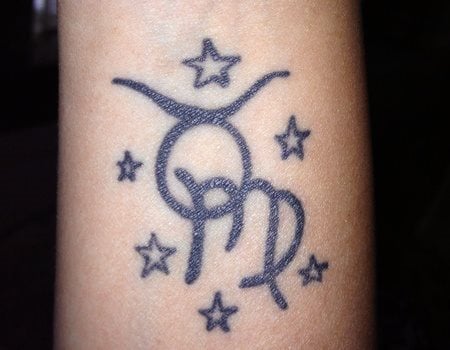 Tatuaje de Taurus rodeador por unas estrellas sin rellenar