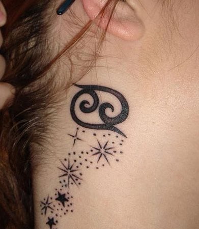 El tatuaje del signo zodiacal es un recurso muy utilizado en el mundo de los tatuajes, en esta ocasión se ha tatuado bajo la oreja y se ha completado por un conjunto de pequeñas estrellas y puntos que van por el cuello