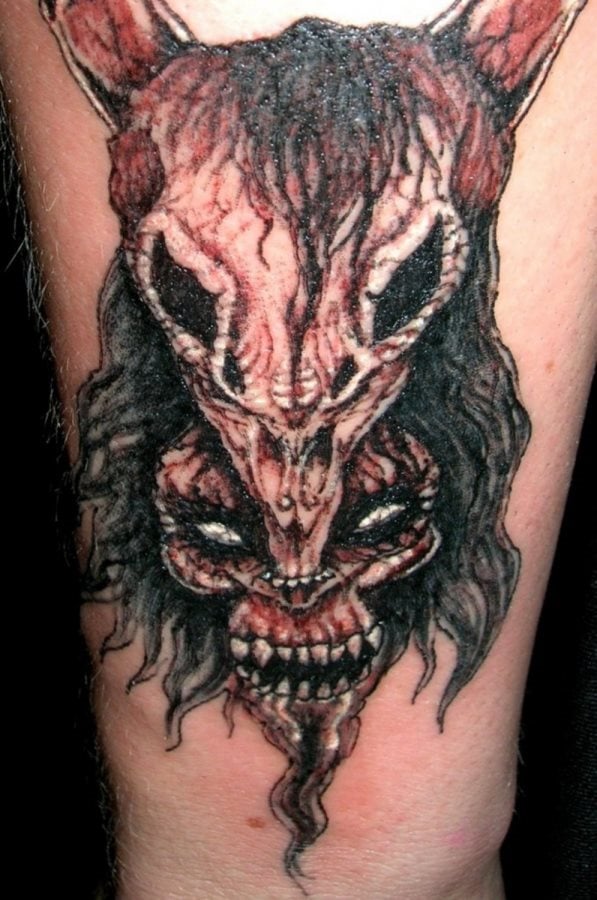 Monstruoso tatuaje en tonos rojizos, negros y algunos toques de color blanco