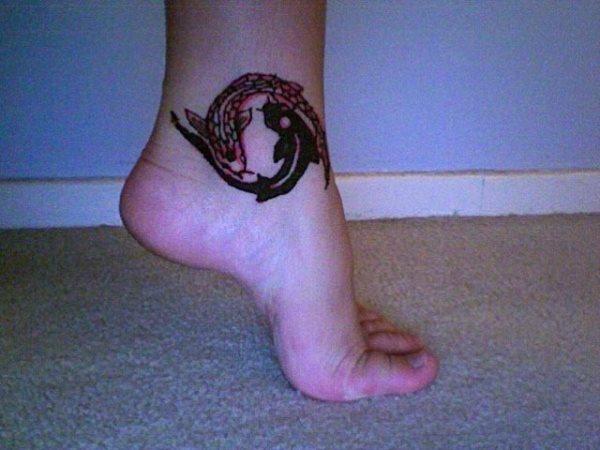 Otro tattoo zodiacal, en esta ocasión la parte escogida para tatuar es el tobillo y podemos ver como se han representado los dos peces nadando en sentido puesto que hacen mención al signo zodiacal Piscis, que simboliza la disolución y pertenece al elemento Agua