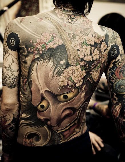 Aqu tenemos un tattoo japons ya que esta clase de tatuajes son ms usuales en Japn donde la gente ama estos ejemplos