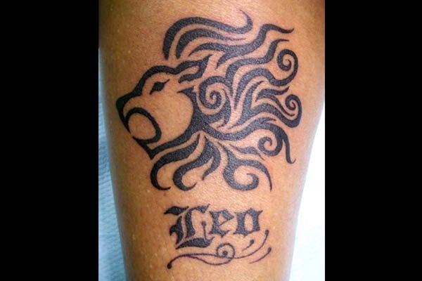 Tatuaje de un león con una melena muy bonita, conseguida gracias a unos trazos semicuvos y rematados con unas curvaturas, junto al león se ha tatuado la palabra Leo, que en el signo zodiacal simboliza la fuerza de la vida