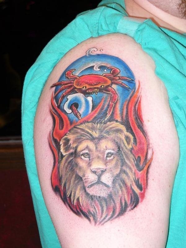 Tatuaje de la cabeza de un león rodeada por unas llamas de fuego y unas olas de mar con un cangrejo, al parecer, podría representar a dos signos zodiacales diferentes, por un lado el león de Leo y el cangrego vendría a representar el signo Cáncer