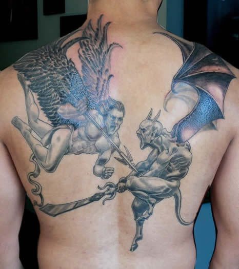 Otro ejemplo de un tatuaje que representa la lucha entre un ser malvado y un ngel