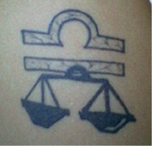 Tatuaje del signo zodiacal Libra, representado por una balanza y en esta ocasión podemos ver tanto el signo como el símbolo, tatuaje para aquellas personas nacidas entre el 23 de septiembre y el 22 de octubre