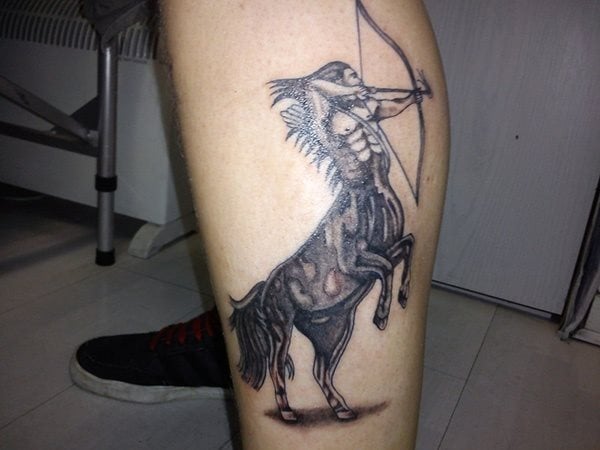 Tatuaje en la pierna de un centauro, que como podemos ver es un fornido guerrero que está tirando una flecha con su arco