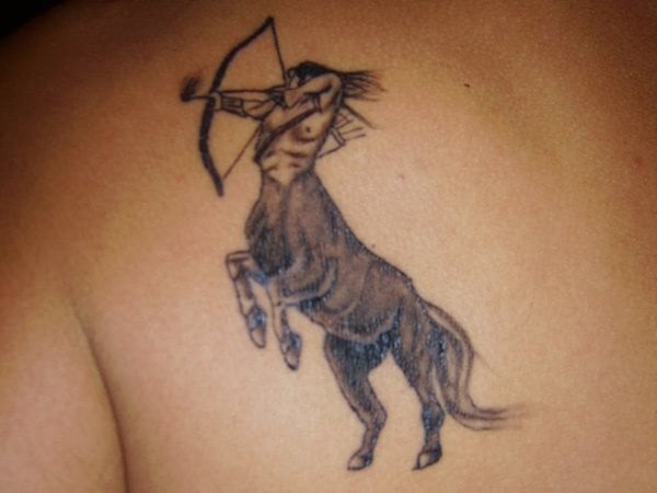 Tatuaje de un centauro, representado por una criatura mitad caballo, mitad hombre, en esta ocasión esta representación tan característica de la mitología griega está basada en un guerrero tirando una flecha con su arco y caracterizado por un largo pelo negro
