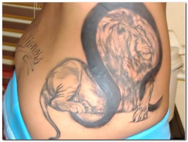 Tatuaje zodiacal representando al signo Leo para el que se ha tatuado un gran león de larga melena sentado y rodeado por el propio signo zodiacal leo, un tatuaje muy original dentro de este tipo de tattoos zodiacales
