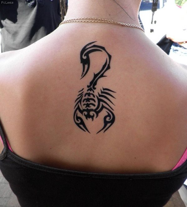 Tatuaje de un escorpión diseñado a partir de motivos tribales y ubicados en la parte central de la espalda de esta chica, para este tattoo sólo se ha utilizado el color negro y ha dado un resultado más que aceptable que luce muy bonito en la piel de esta chica