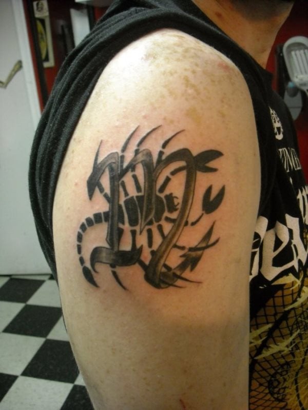 Tatuaje de Escorpio sobre el brazo en el que se ha tatuado el animal representativo de este signo y sobre el mismo el propio símbolo, suponemos que esta persona ha nacido entre el 23 de octubre y el 22 de noviembre, fecha para los scorpio