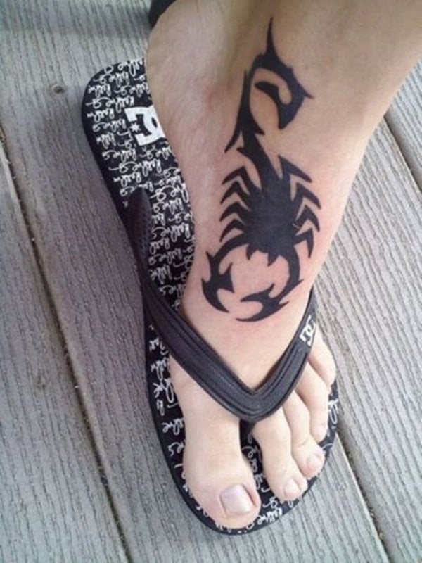 Tatuaje zodiacal por antonomasia del signo escorpio tatuado sobre el empeine ocupando casi la todalidad del pie y para el que sólo se ha utilizado el color negro, como veréis es un tatuaje que ya hemos visto muy parecido en anteriores ocasiones