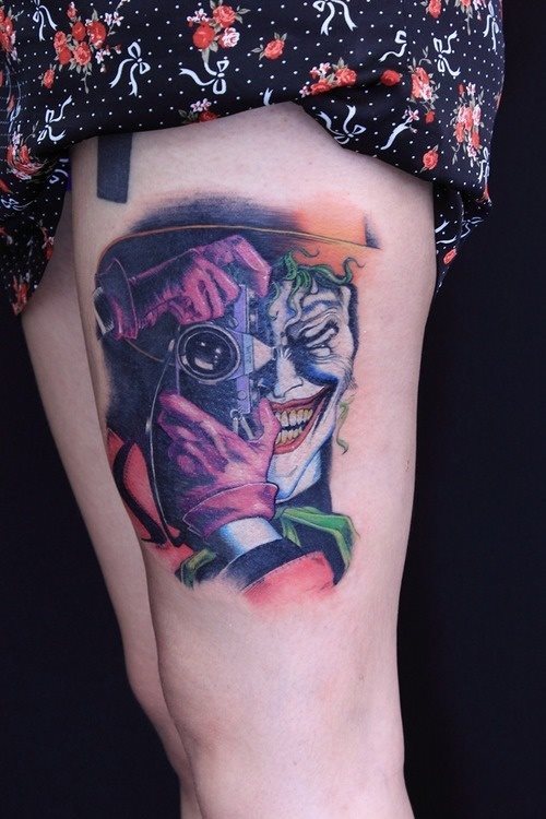 Malvado joker tatuado sobre la pierna de esta chica