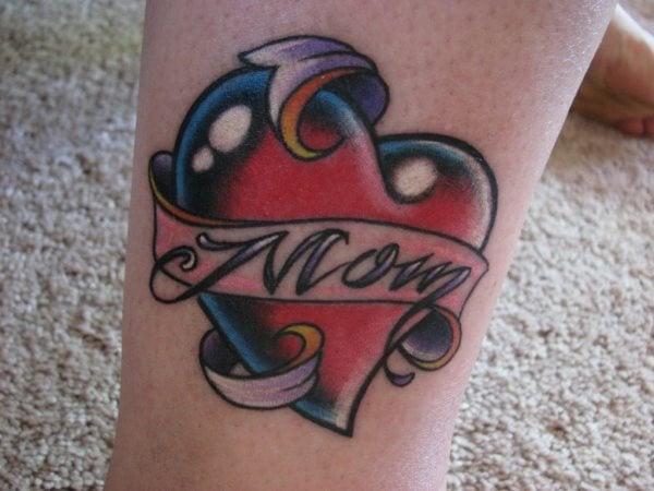 Corazón rojo y azul envuelto por un lazo transparente con la palabra mom