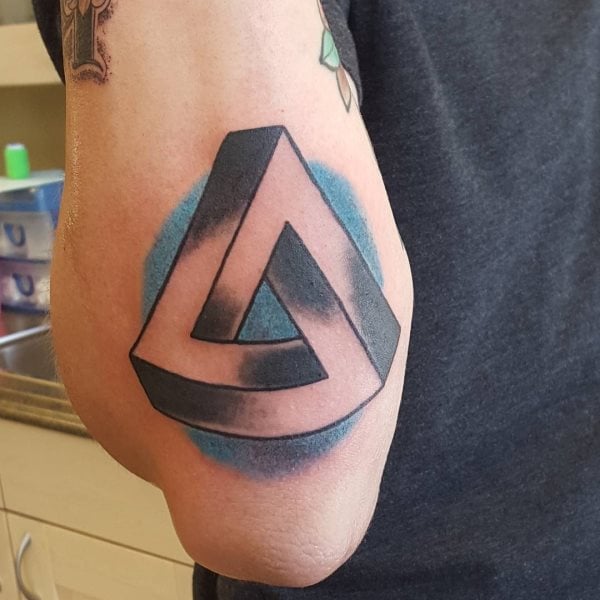 tatuaje triangulo 123