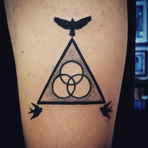 tatuaje triangulo 131