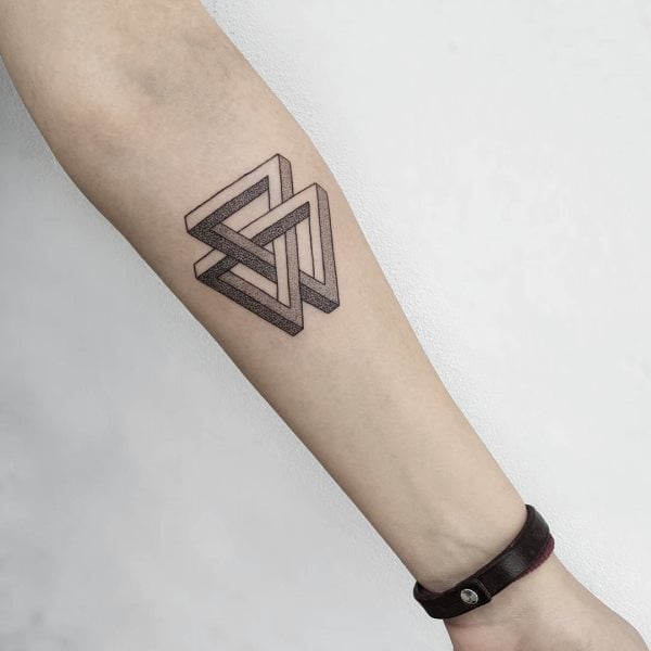 tatuaje triangulo 137