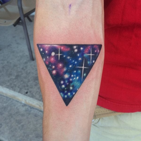 tatuaje triangulo 77